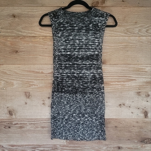 Express Black and White Sleeveless Sweater High Low Size Small - Picture 1 of 6